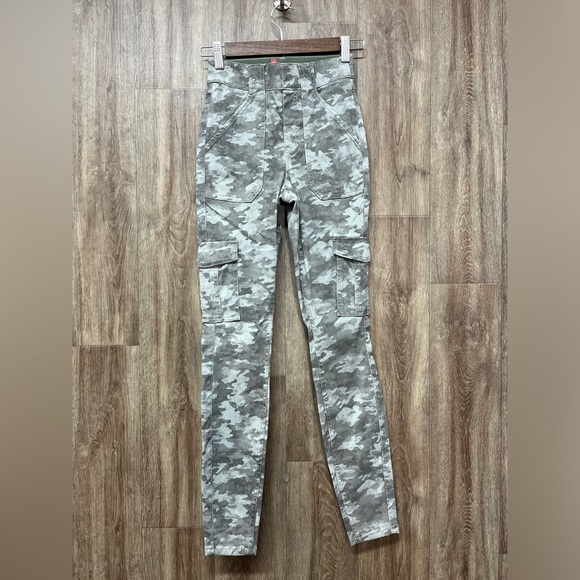 NEW Spanx Camo Cargo Pants - Picture 1 of 13
